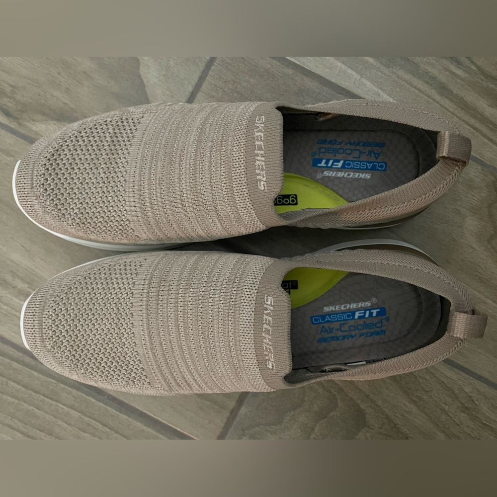 Sketchers classic fit memory foam 10 men NEW